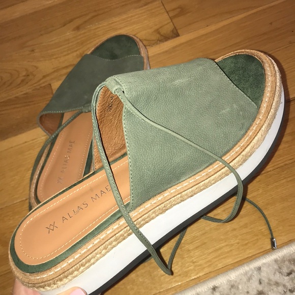 Alias Mae platform slides - Picture 3 of 3